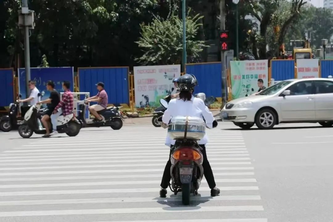 DƬ